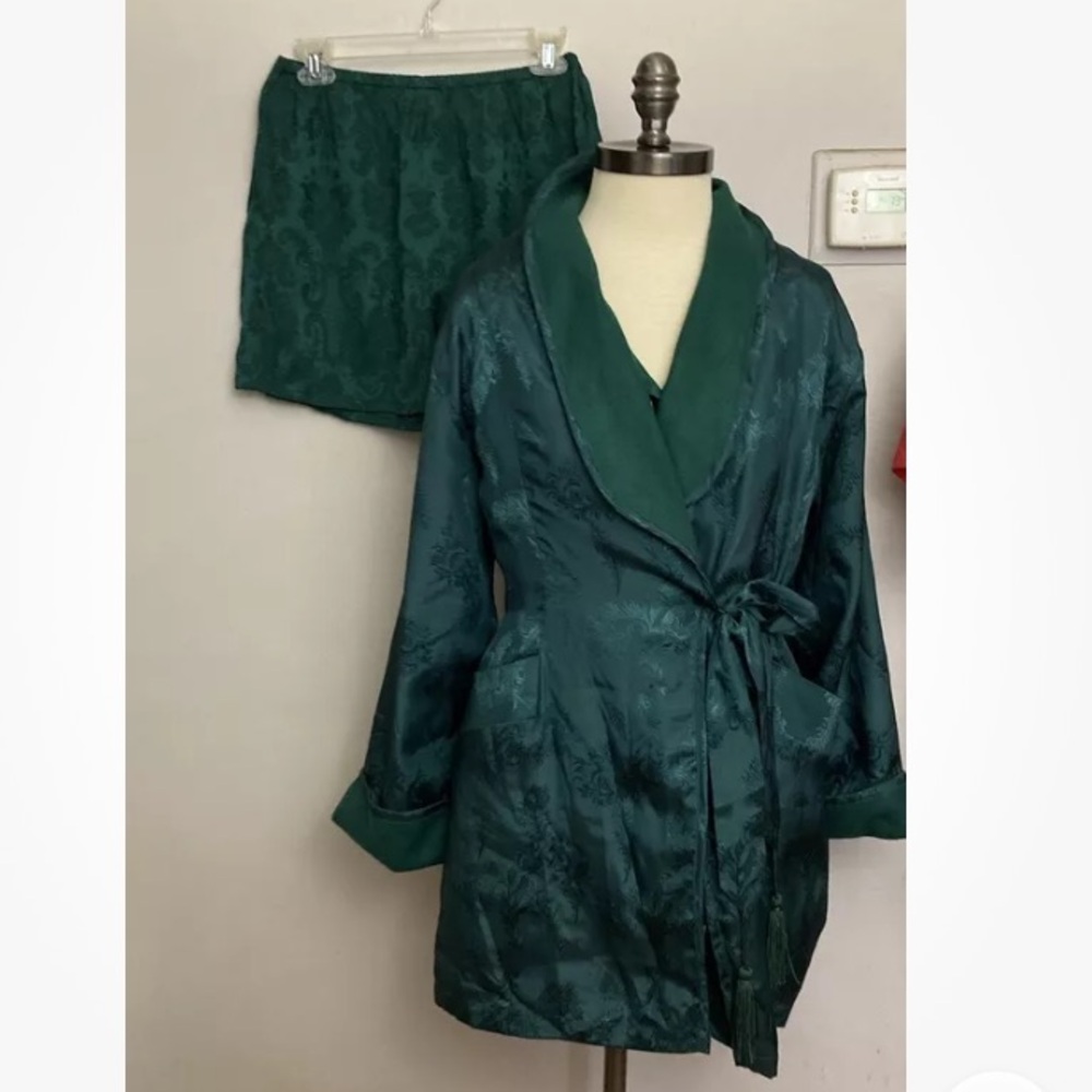 8-27 Victoria’s Secret Green Pajama Set shorts Robe Satin Small
